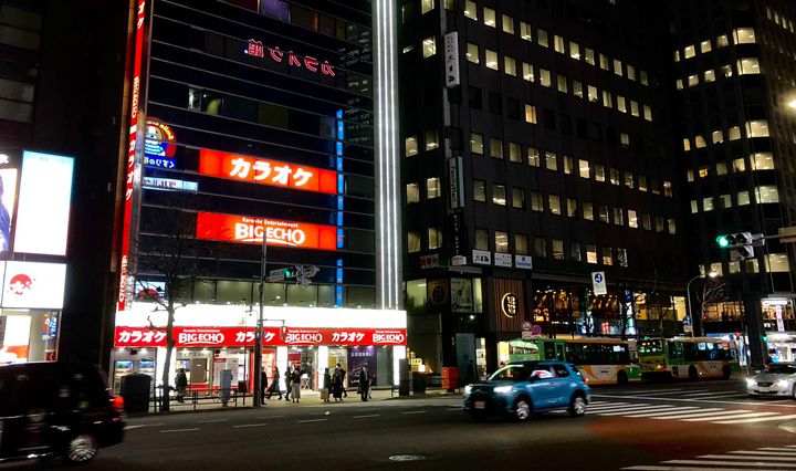 步骤 2:走到卡拉OK「Big Echo」那一侧的人行道。
