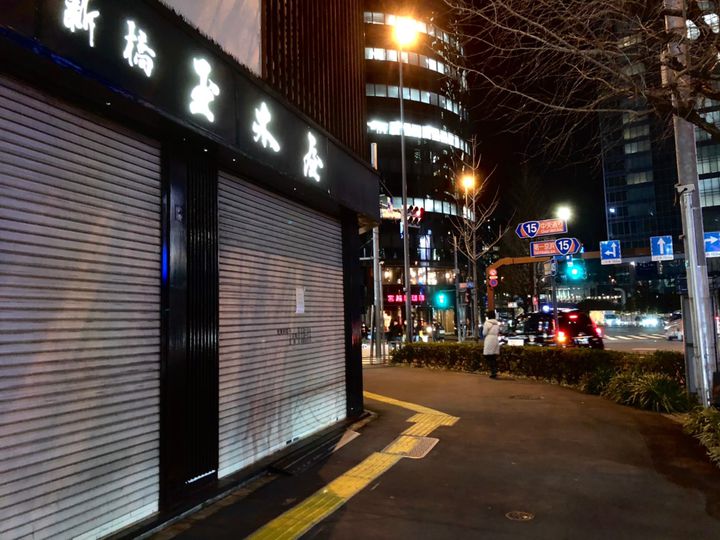 步骤 6:过了乌冬面店后,沿着弯道顺着路走。